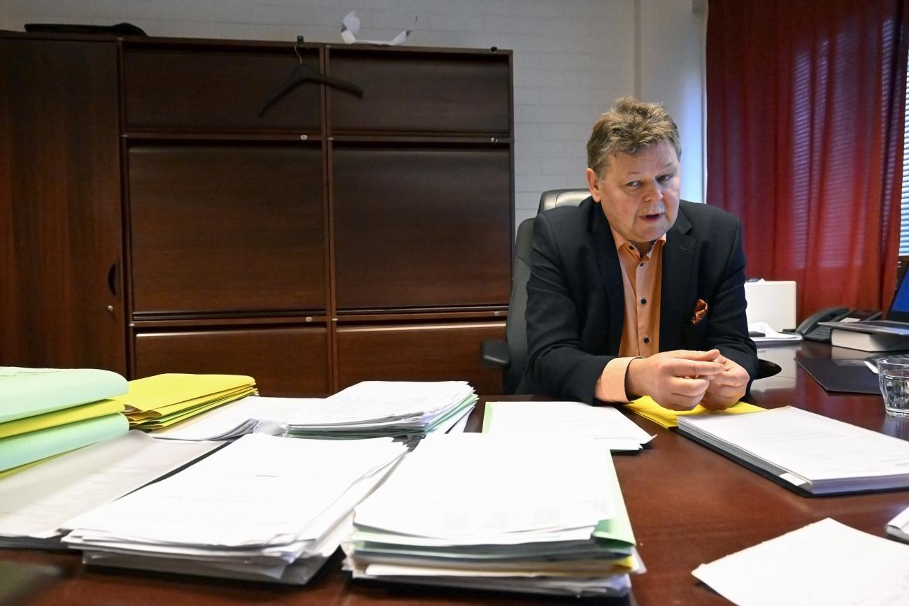 De första stegen är tagna för att använda det finanspolitiska ramverket som lagtinget beslutat om, säger finansminister Roger Höglund (C).