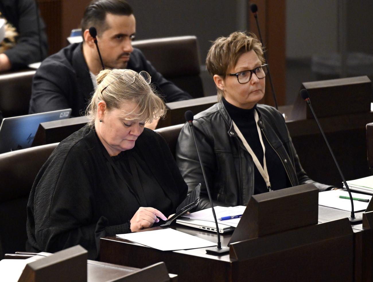 Det kan bli aktuellt med lån både för investeirngr och för drift i framtiden om landskapet inte får ordning på ekonomin, sade lantråd Katrin Sjögren (Lib) (till vänster) i lagtinget. På bilden syns även vice lantrådet Annika Hambrudd (C).