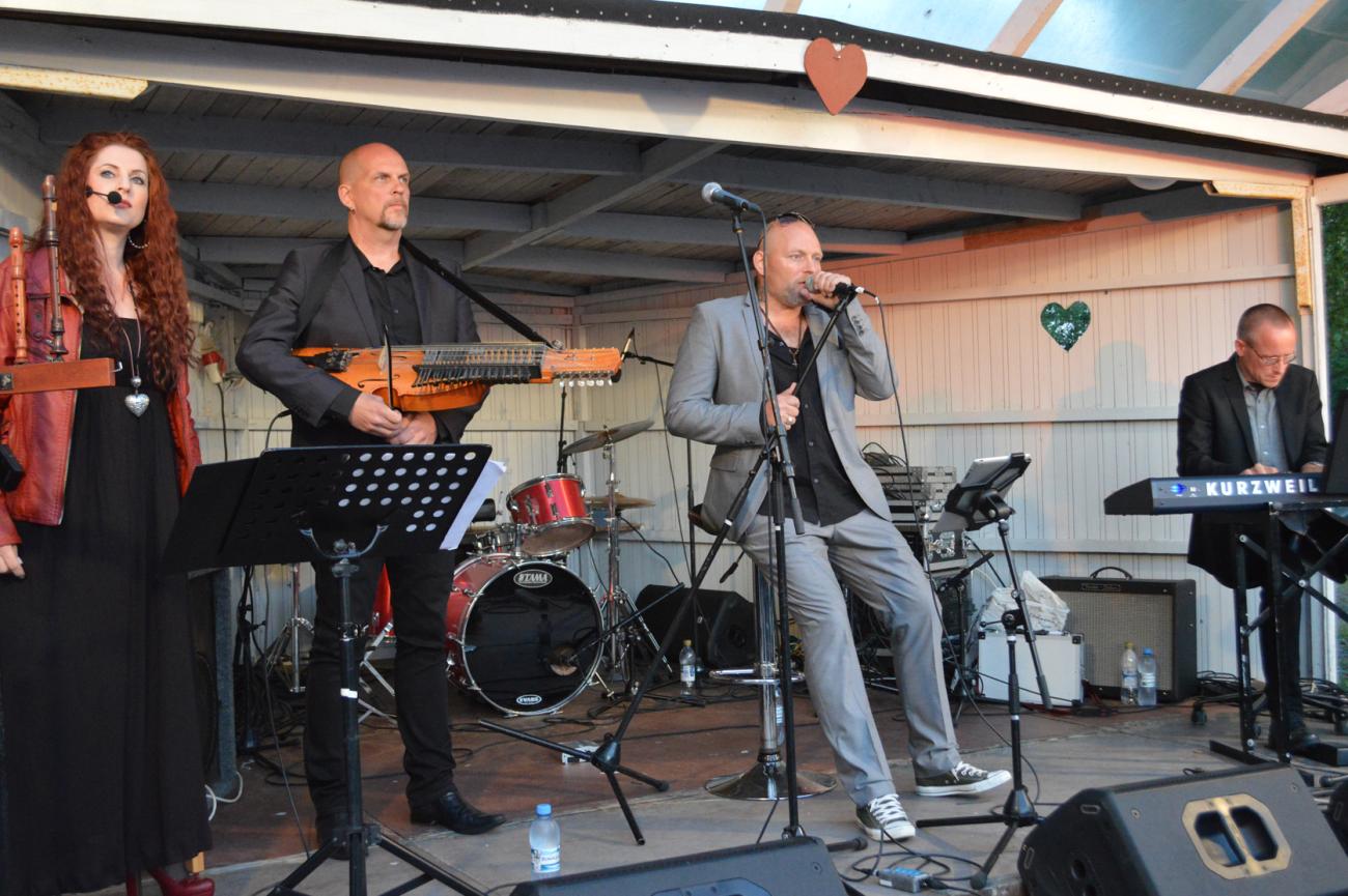 Nordman framförde många lugna låtar under lördagskvällens konsert. ”Man kan säga att vi gör covers på våra egna låtar”, förklarar dem.