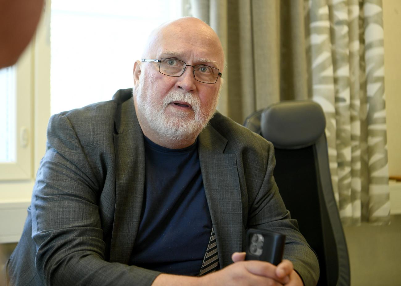 Ålands musikinstituts rektor Björn Blomqvist besvärar sig mot beslutet att stänga av honom från tjänsten.