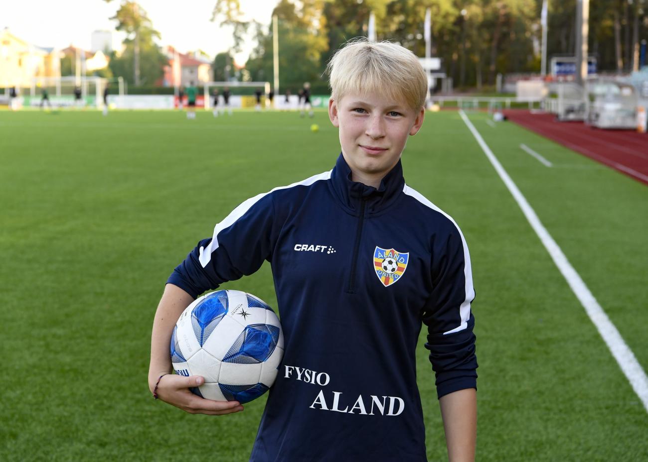 090921 , 09092021 , 2020909 , Fotboll , 14-åriga talangen Olivia Ulenius spelar med Åland United , ÅU , WHA *** Local Caption *** @Bildtext:I dag finns Olivia Ulenius med i Åland Uniteds matchtrupp för första gången. Om det blir någon ligadebut mot KuPS eller inte återstår att se. Om inte lär det nog inte dröja länge.@Foto:Foto: Robert Jansson
