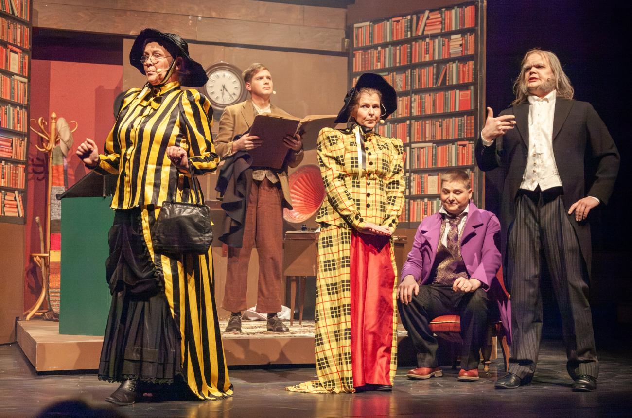 Scenografi och kostym gör ”En julsaga” till en smarrig teaterbakelse. Här syns Tina Sjövall som Lavinia Bentham, Niklas Troberg som Cratchit, Ninnie Westerback som Hermione Bentham, Jimmy Konttinen som Frederick och Carl-Michael Nygård som Ebenezer Scrooge.