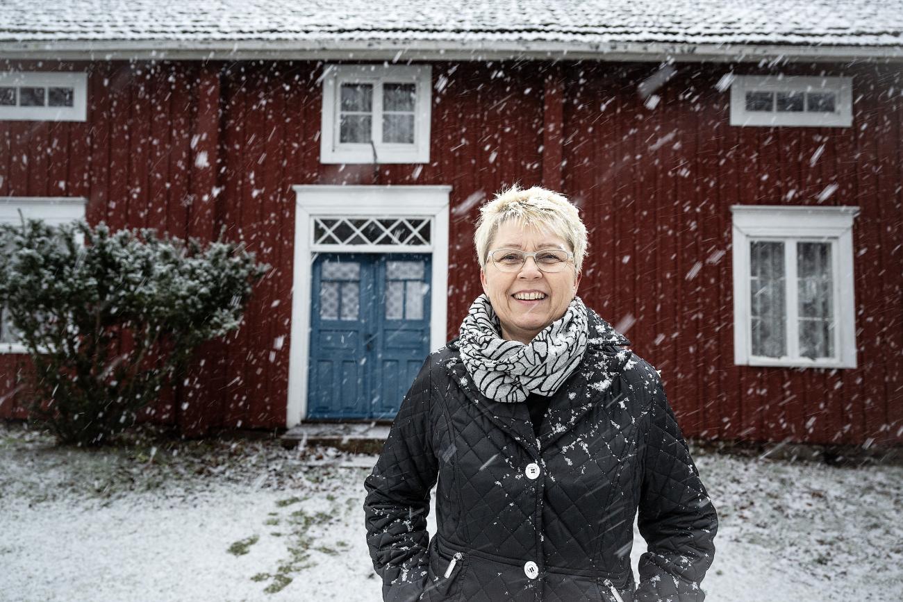 Eva Joelsson framför gårdsmuseet i Postad.
