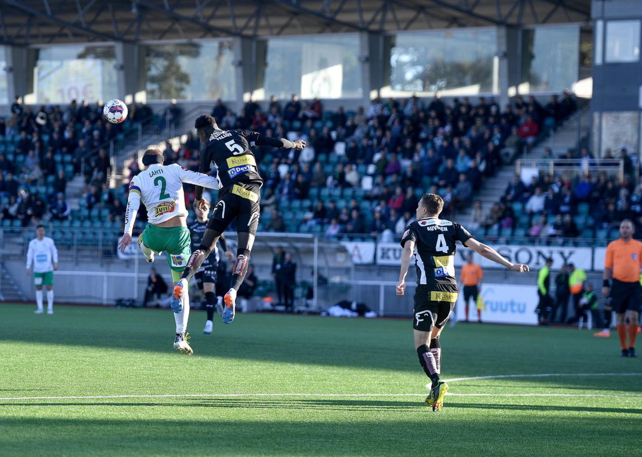 Timi Lahti och FC Haka-målgöraren Fallou Ndiaye i en duell.