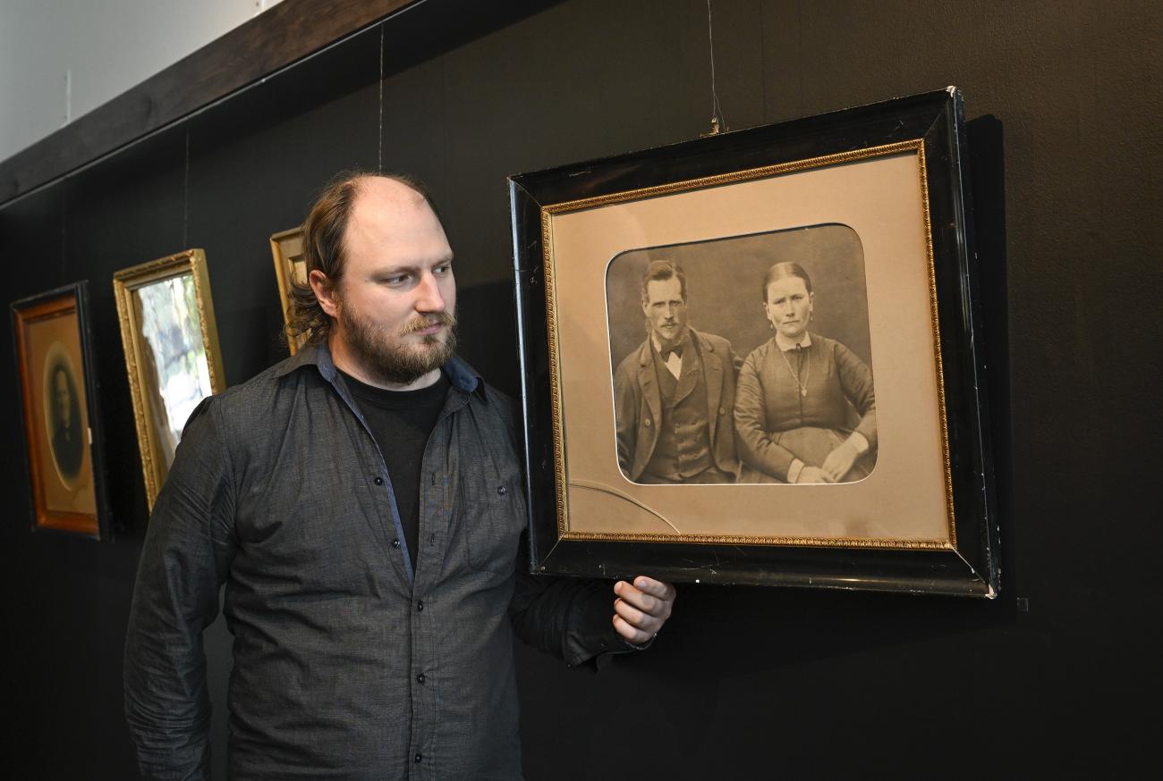 Rasmus Olin, intendent på Ålands fotografiska museum, hoppas allmänheten kan hjälpa till med att identifiera personerna på de gamla fotografierna.