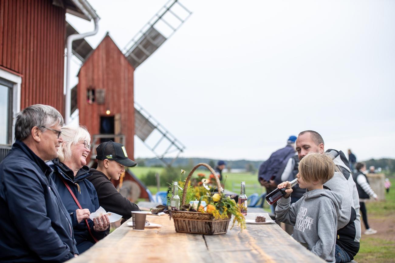 Peter och Carina Eriksson (till vänster) blir guidade runt under Skördefesten av Alfons, Patrik och Harry Ronqvist. 