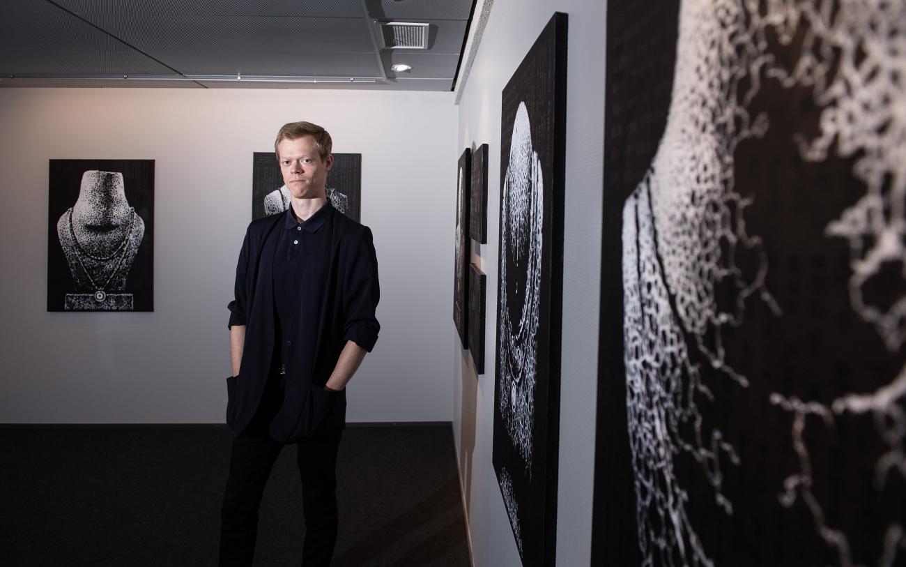 Konstnären Fredrik Erikssons utställning ”Det värdefullaste vi har” visas i Ålands konstmuseums utställningsrum QBEN.