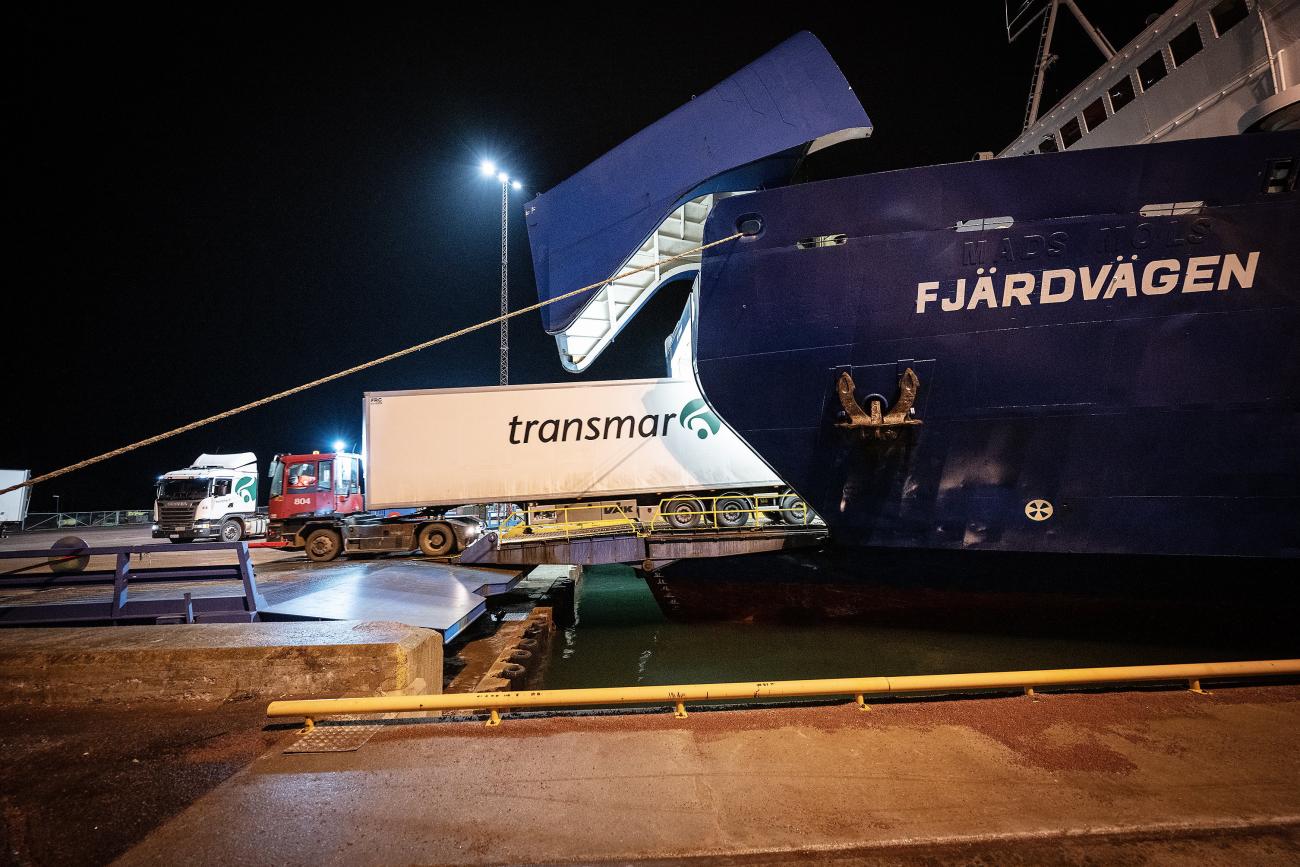 05.30 anländer Fjärdvägen till Långnäs på morgnarna med alla varor som sedan fraktas ut till butikerna.