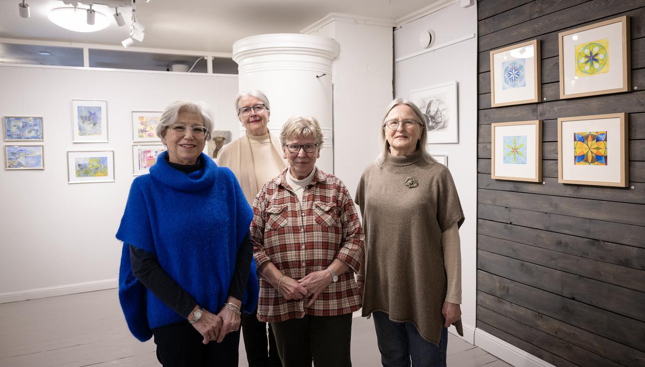 Tiina Aura, Sirpa-Liisa Grundström, Else-Maj Pahlman och Rose-Marie Lampi utgör Måndagsmålarna tillsammans med Marina Jansson och Lisa Gustafsson. 