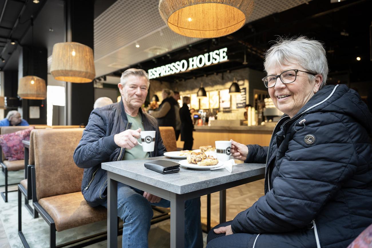 Willy Lindström och Benita Lindstöm såg fram emot att prova kaffet och fikabrödet. De planerar att gå hit igen när de blir kaffesugna.