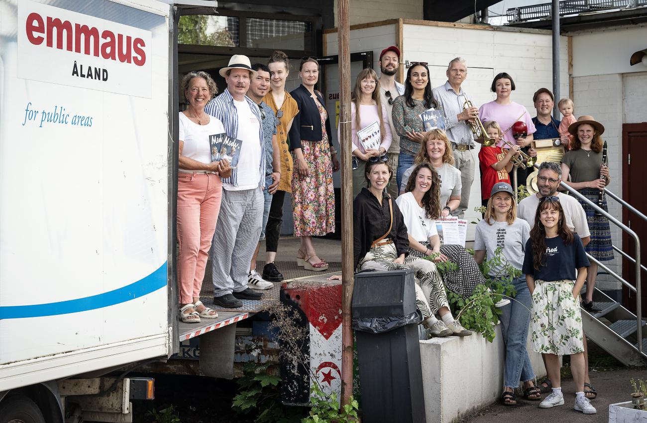 Här är gänget som ordnar årets Kulturnatt. Övre raden från vänster: Ester Laurell, Staffan Beijar, Anjelo Peréz, Matilda Nordberg, Heidi Berthen, Margareta Husell, Gustav Mattsson, Sheyda Shafiei, Norbert Susemihl, Ilse Enros, Sofia Enros, Daniel Johansson, Aili Enros och Marie Nordenstorm. Andra raden från vänster: Anna Frejman, Selene Selmin, Martha Hannus, Hanna Sauren, Thomas Sauren och Camille Crambes.
