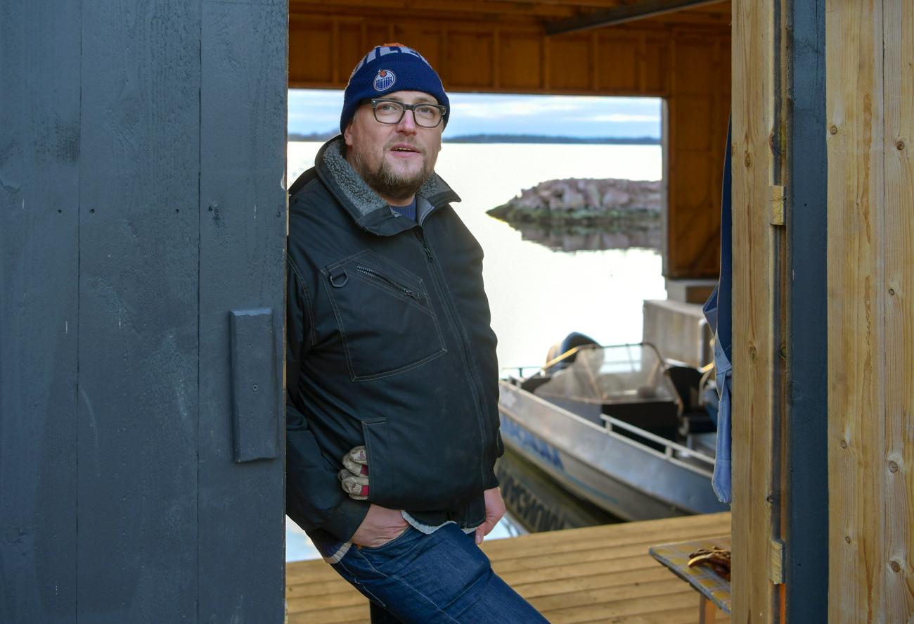  Stugan i Lemland är en viktig plats för Tomas Lindqvist. Kanske blir det ett permanent boende för familjen här så småningom.