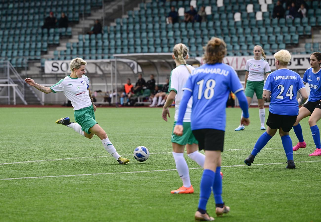 IFK-kaptenen Tilda Engström med ett skott mot LeKi-futis förra säsongen.
