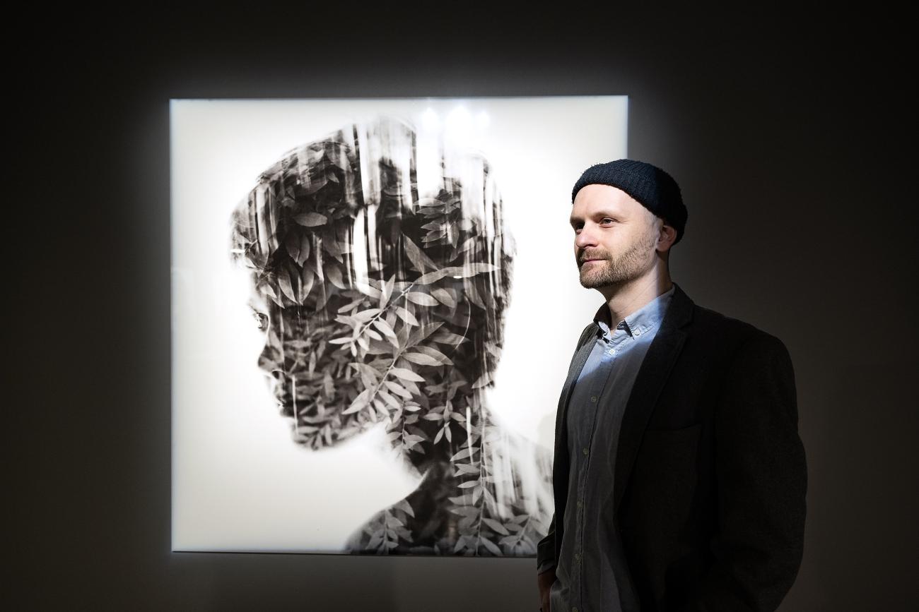 I serien Symbios låter Christoffer Relander ansikten dubbelexponeras mot naturvyer för framhäva hur nära vi lever varandra.
