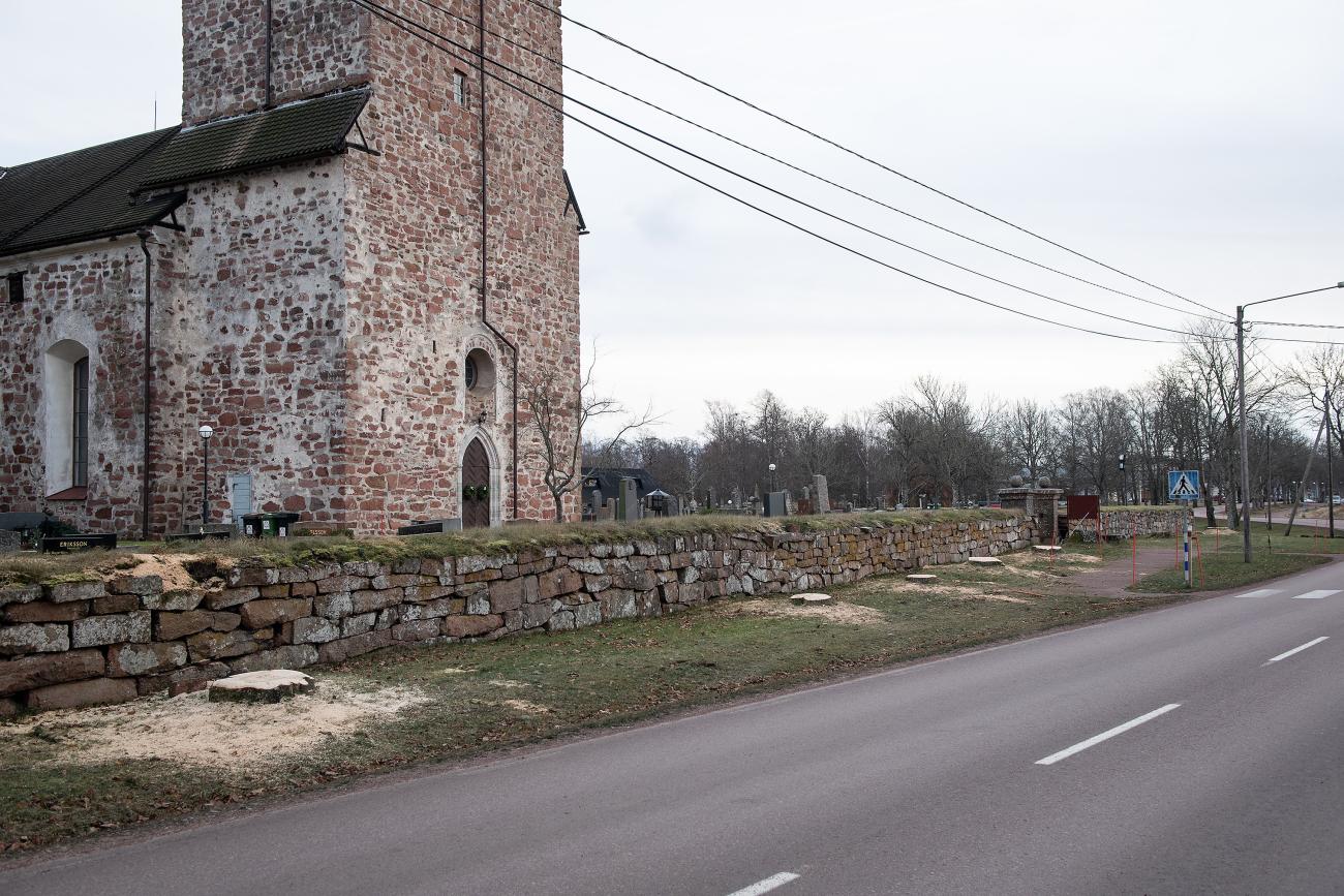 2021 höggs 15 askar ner utanför Jomala kyrka. De ska så småningom ersättas med 18 skogslindar.