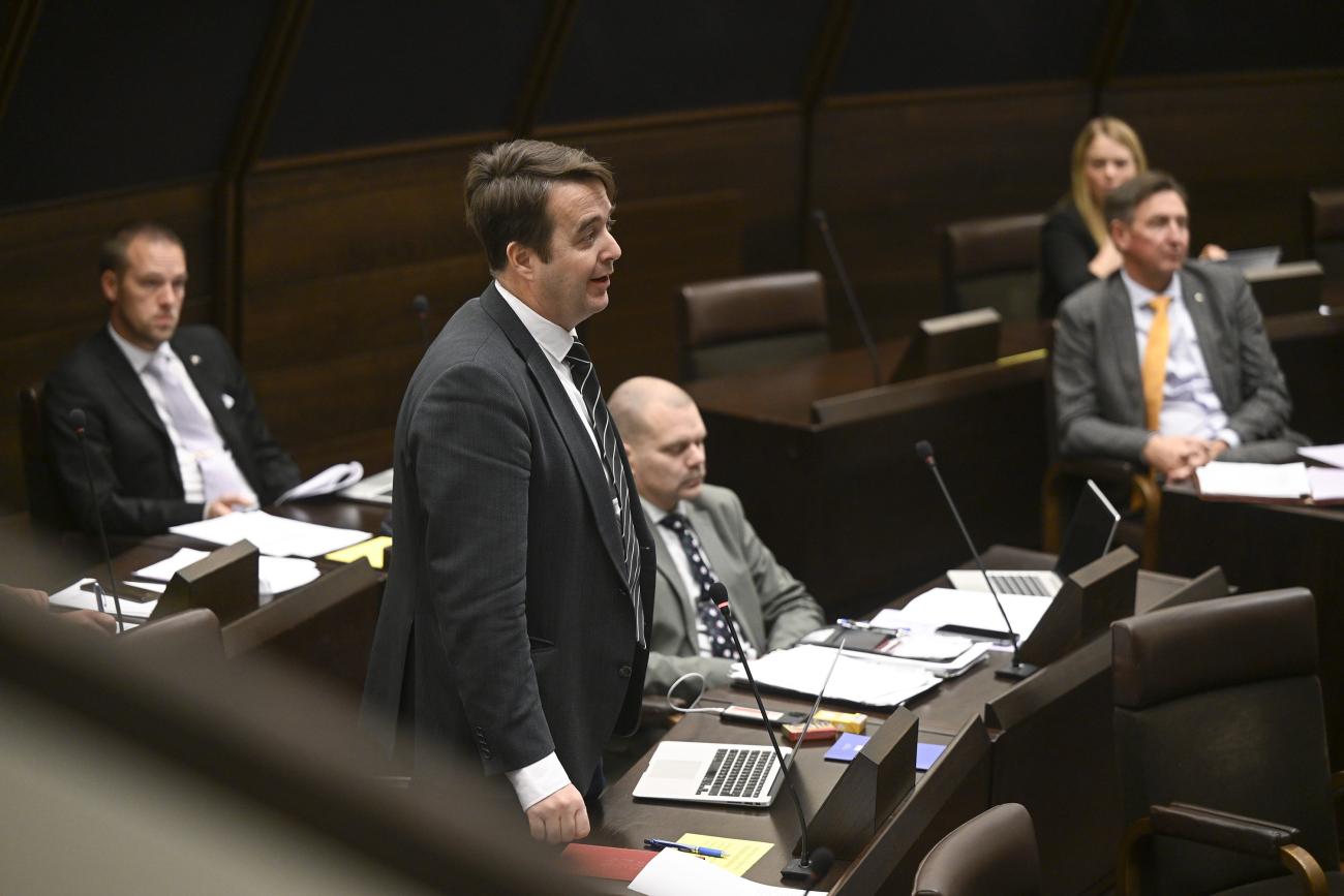Obunden samlings lagtingsgrupp vill lagstadga nivån på ministrarnas arvoden. <\n>På bilden syns, från vänster, Andreas Kanborg (Ob), Marcus Måtar (Ob), Stellan Egeland (Ob) och i bakgrunden Centerns Liz Mattsson och Jörgen Pettersson.