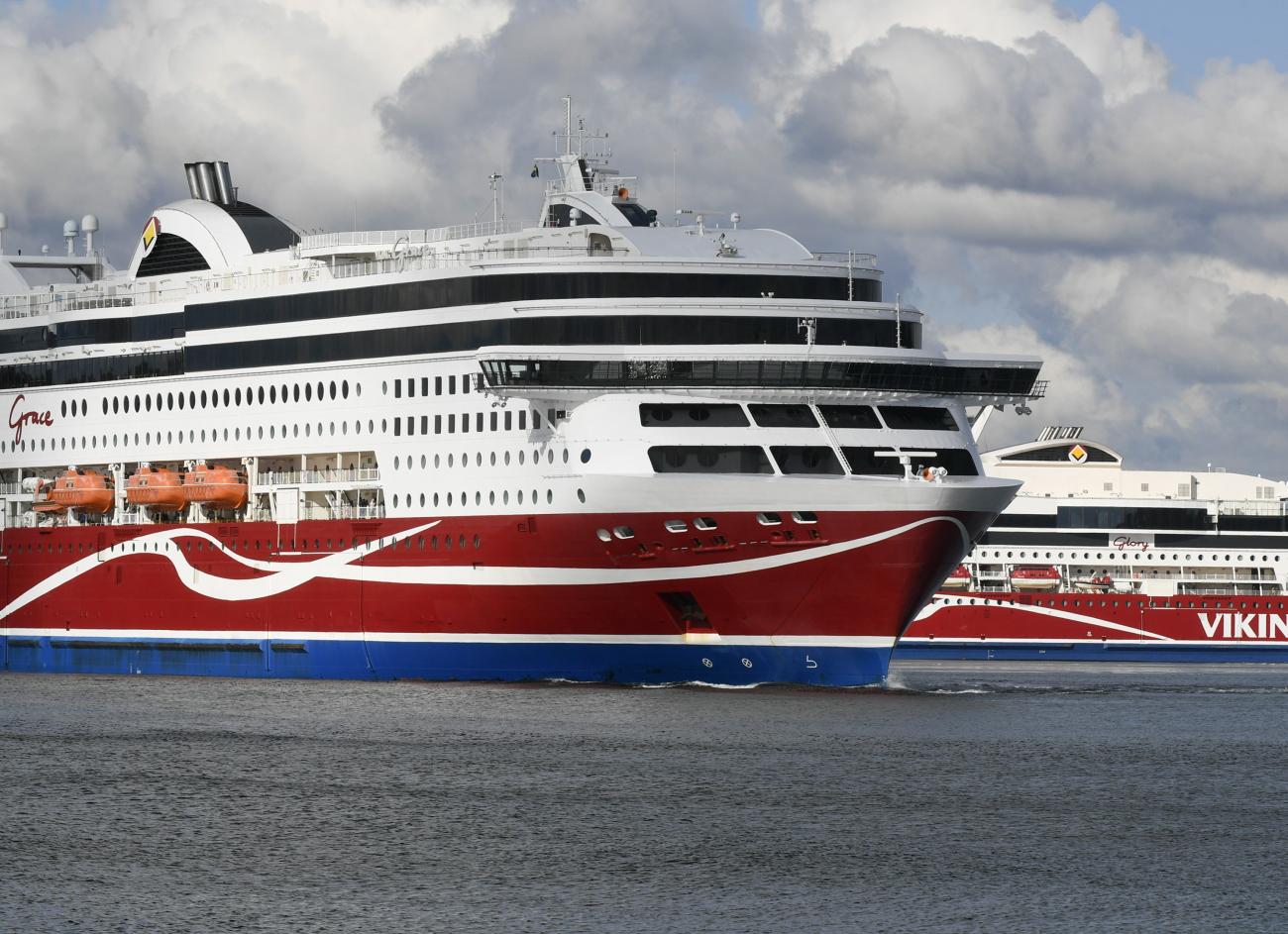 Svenska marinchefen Eva Skoog Haslum menar att färjorna på Östersjön är särskilt utsatta mål för fientliga aktioner. 