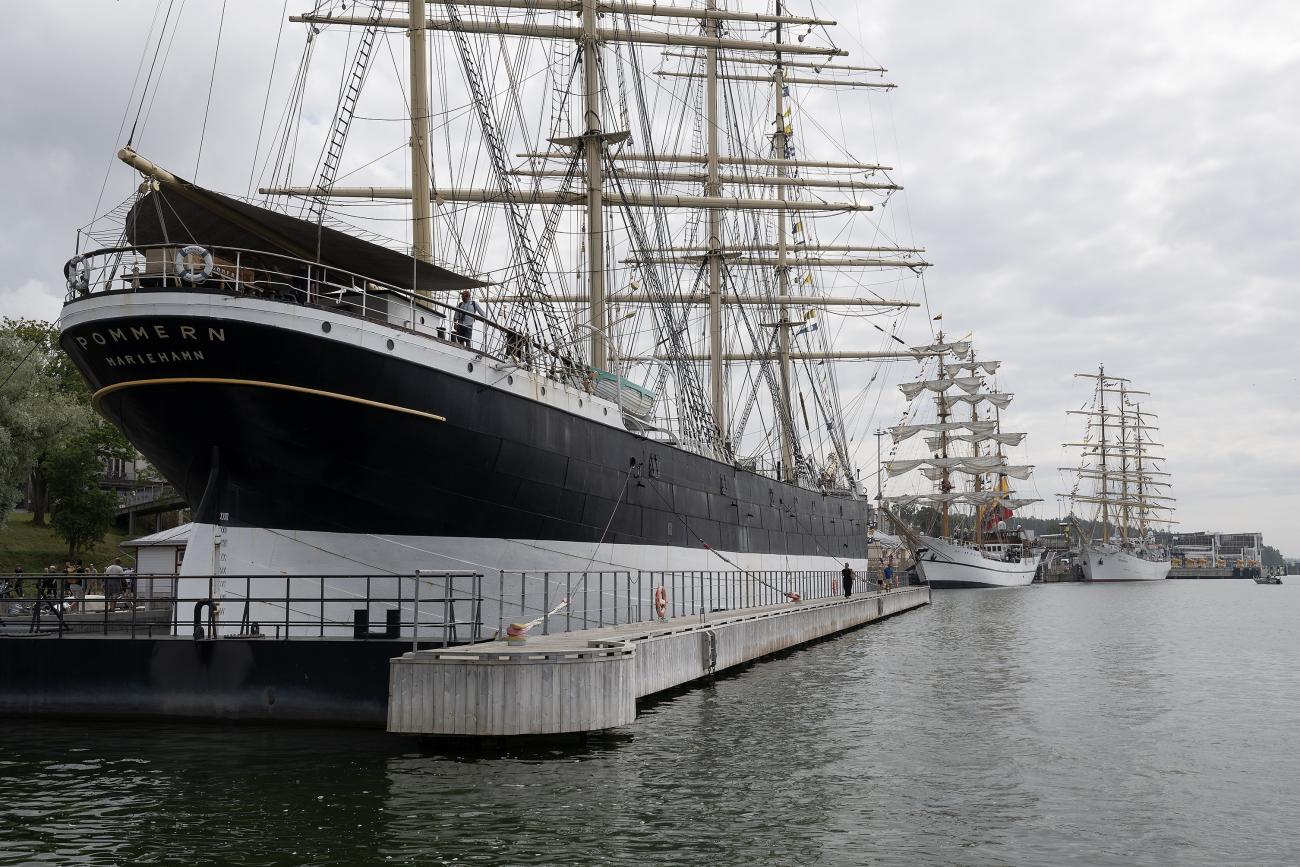 Pommern har fått sällskap av två andra stora segelfartyg.