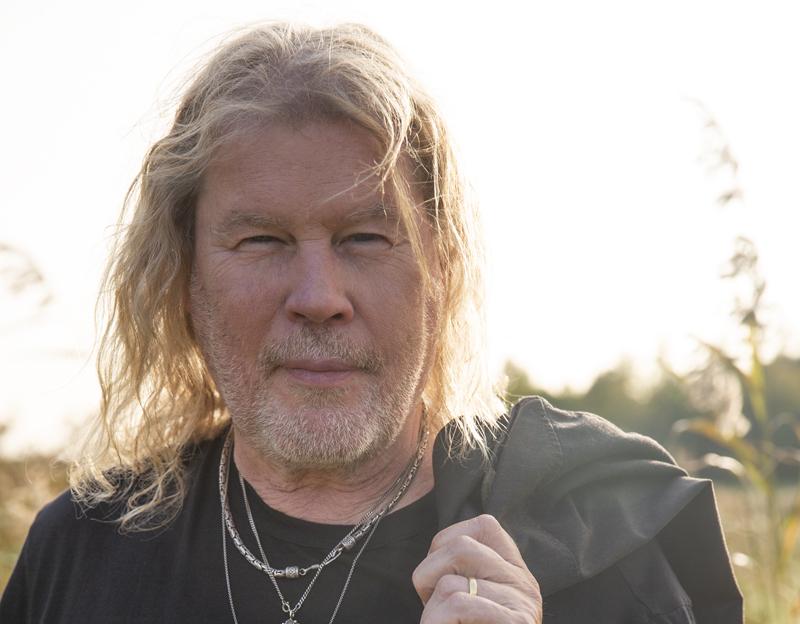 I sommar är Staffan Hellstrand ute på en 17 datum lång turné. På lördag spelar han på Föglö. Pressbild/Camilla Lindqvist.
