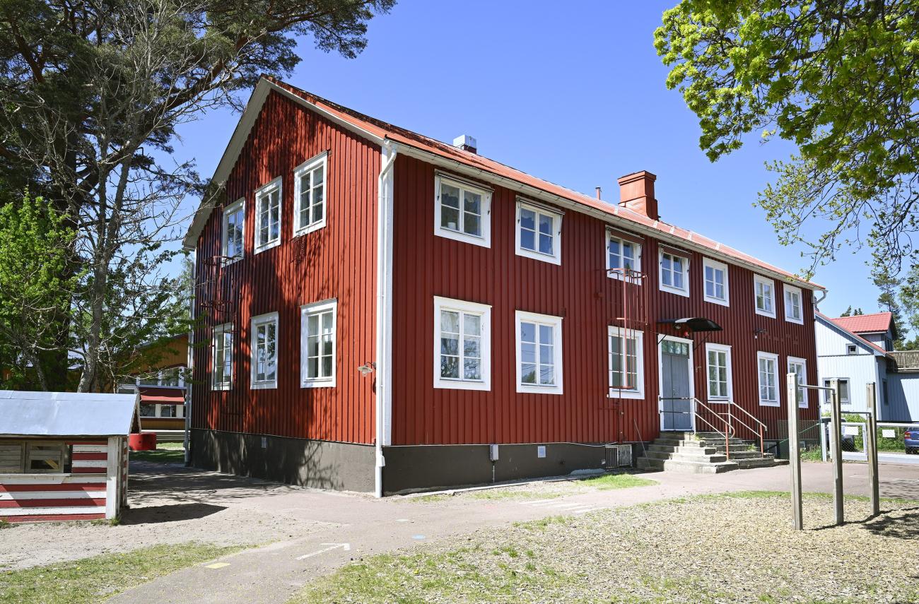 Gamla Sviby skola byggdes 1930, enligt ritningar som skulle representera en ”karaktäristisk åländsk byggnadstyp”. I sommar ska den rivas.