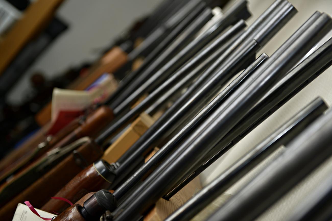 En vapenhandlare åtalas för skjutvapenbrott efter att ha lämnat över ett vapen på garantireparation till en person som saknar tillstånd för det. <@Fotograf>Jacob Saurén