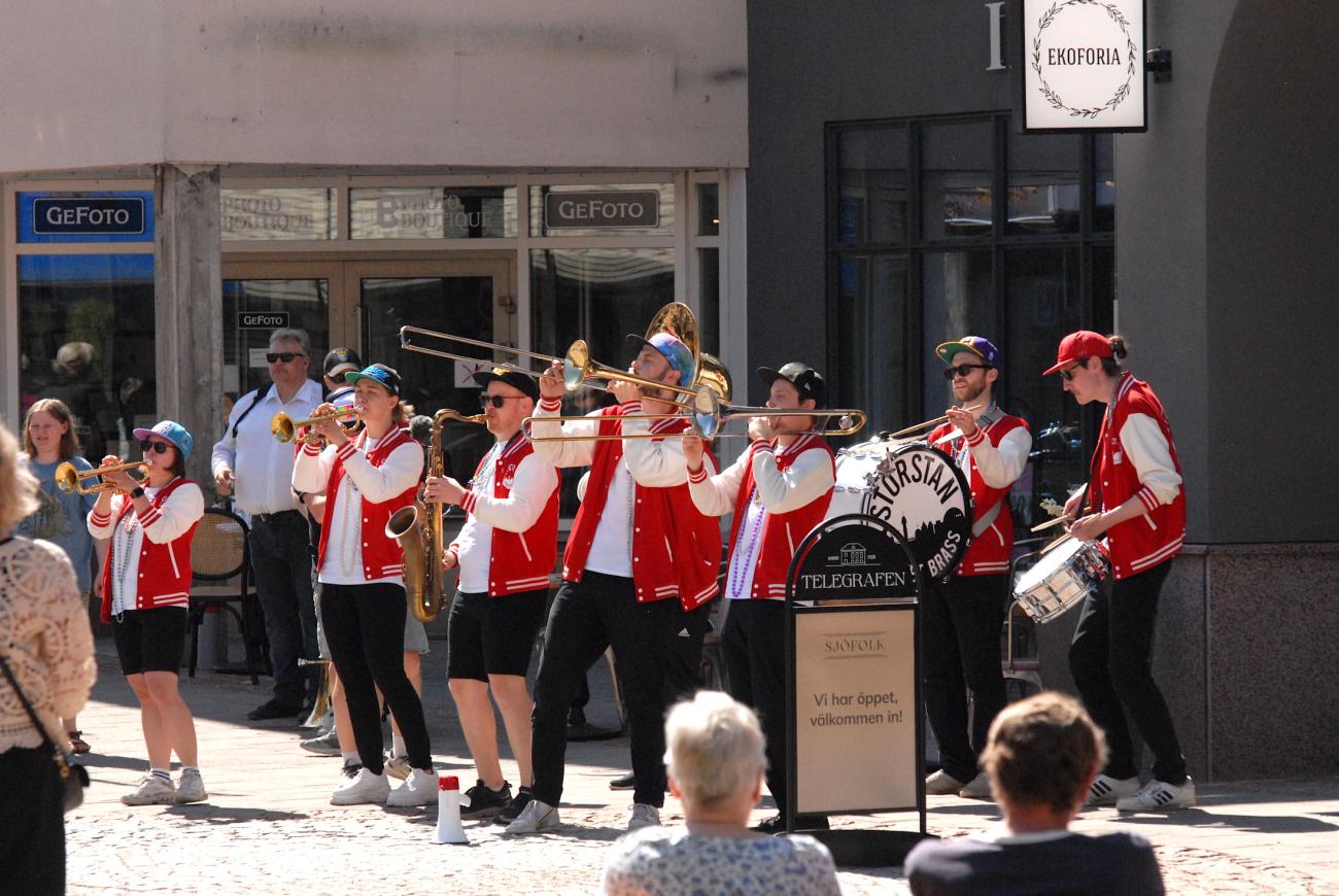 Det rådde karnevalstämning i vårvärmen på Torggatan när Storstan Street Bass blåste i gång.