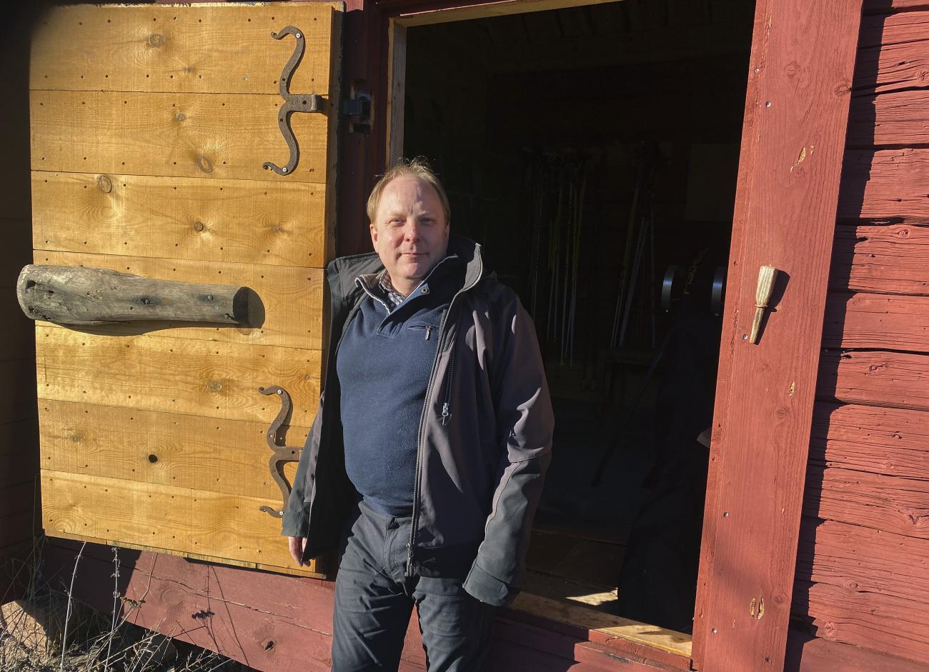 Conny Eklund vid familjens vallastuga som härstammar från 1700-talet.
