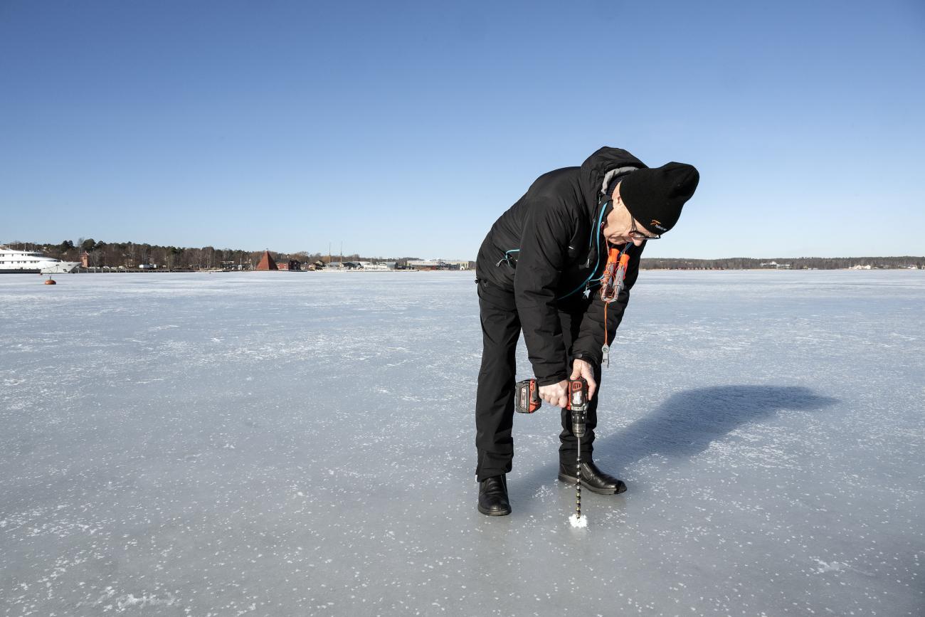 ”Det är många som frågar hur tjock isen är när de ska tippa”, säger Slemmerntippningsamiral Kjell Clemes.