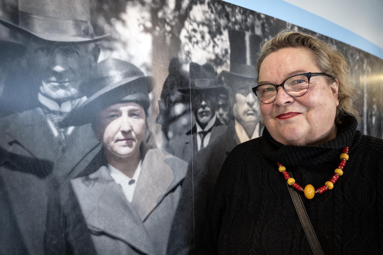 Fanny Sundström har nu fått en synlig plats i lagtingshuset, tack vare konstnären Satu Kiljunens verk.