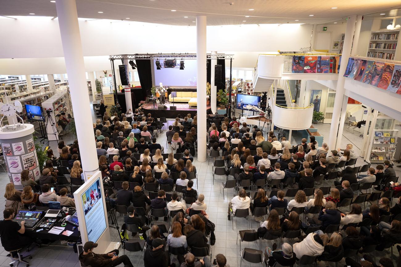 Stadsbiblioteket var fullsatt när priserna i niornas skrivtävling Skratch delades ut i fredags. 