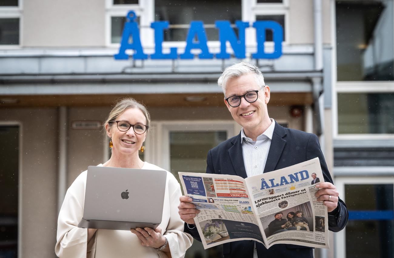 Utdelningen av papperstidningen på lördagar upphör den 6 april. Den som vill läsa lördagstidningen på papper får den på måndagen. På bilden redaktionschef Sandra Widing och publisher Daniel Dahlén.