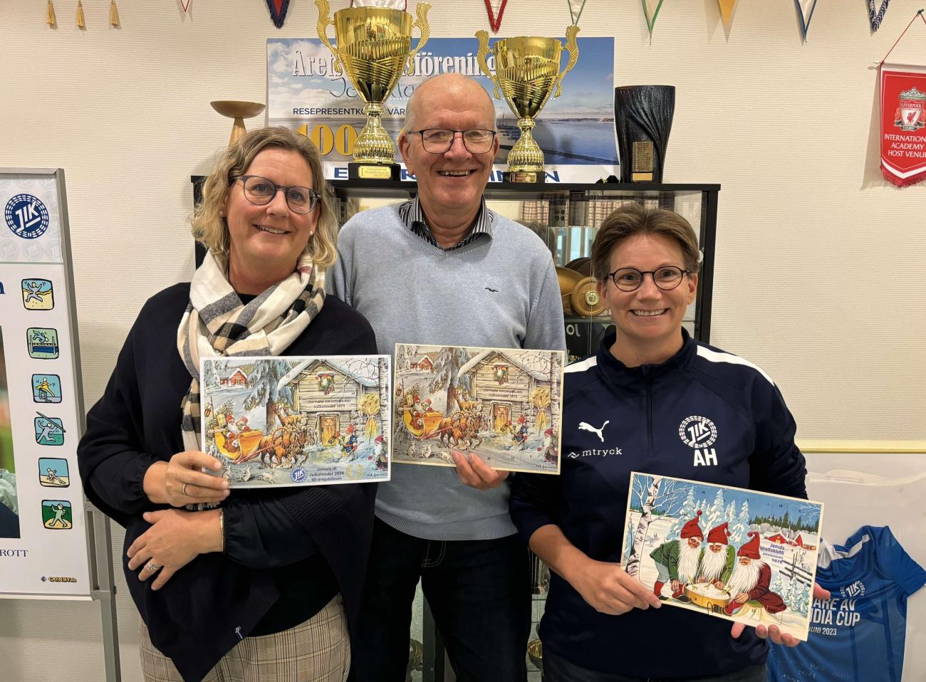 Petra Brunila, Torsten Wikstrand och Anki Holländer med varsin kalender.<@Fotograf>Thomas Jonsson
