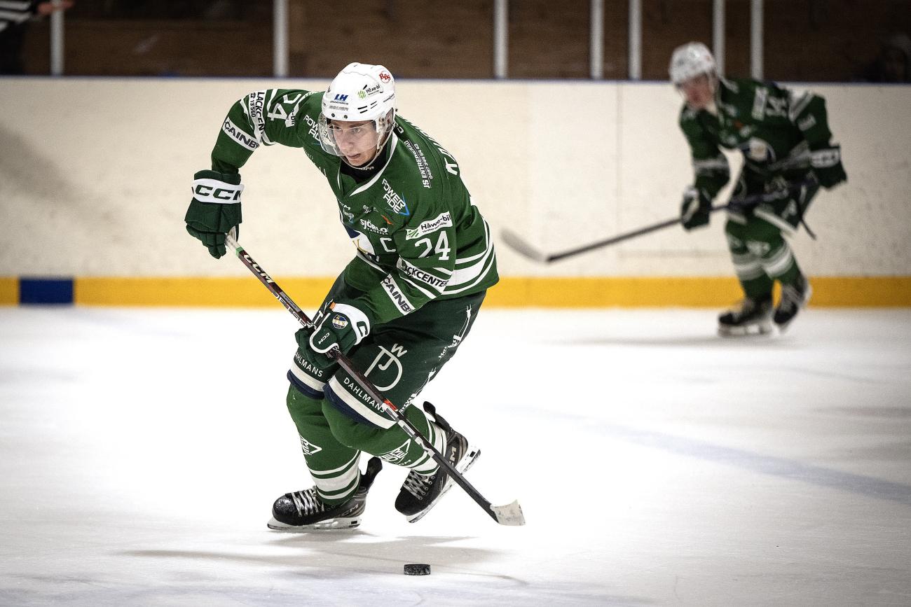 Lagkapten Jesse Kaupinsalo inledde målskyttet hemma mot Mälarö tidigt i den första perioden.<\n><@Fotograf>Daniel Eriksson