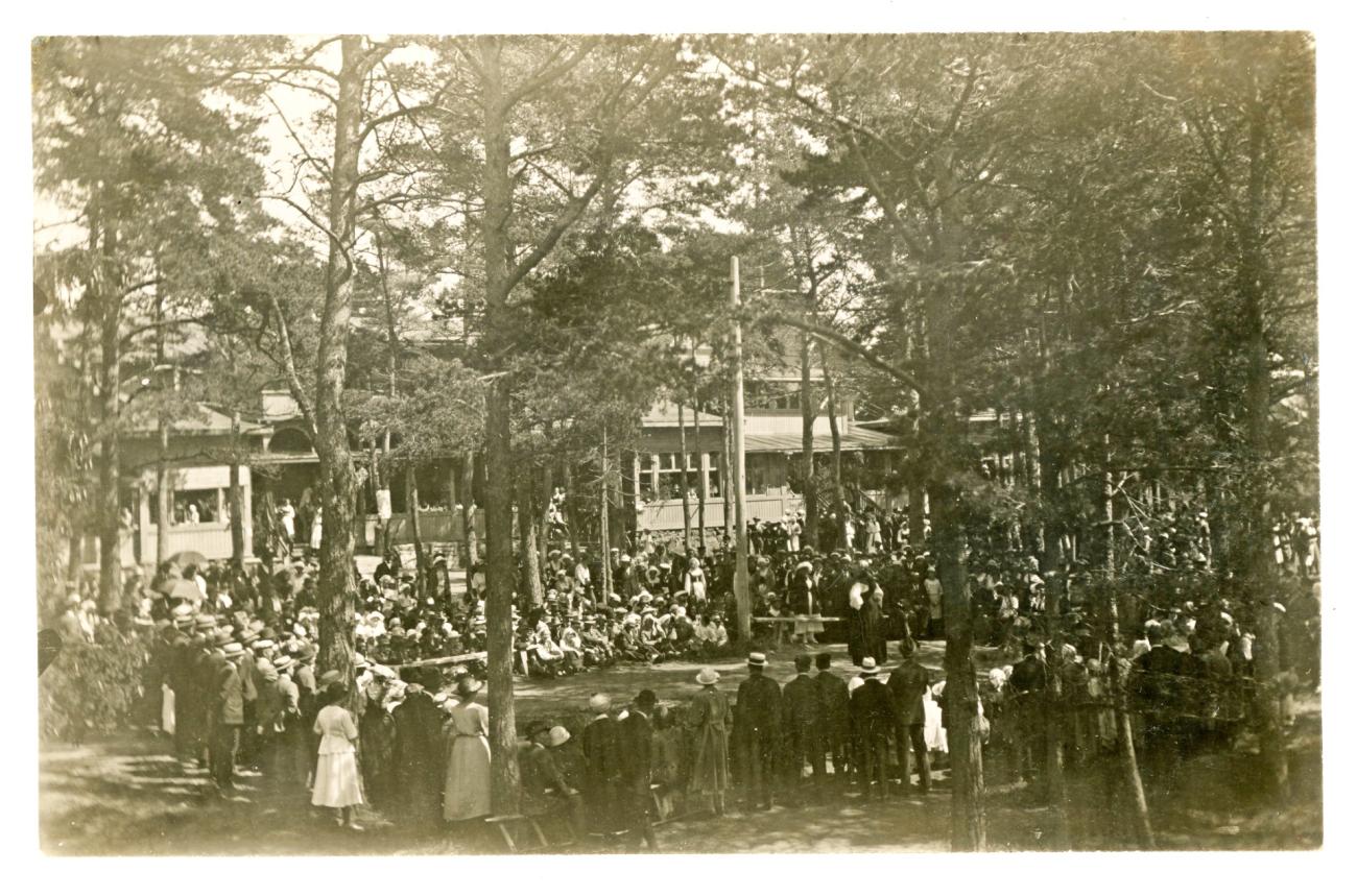 En folksamling lyssnar till ”Delsbostintan” i Badhusparken 1922. Foto ur Gunlög Westerlunds samling.