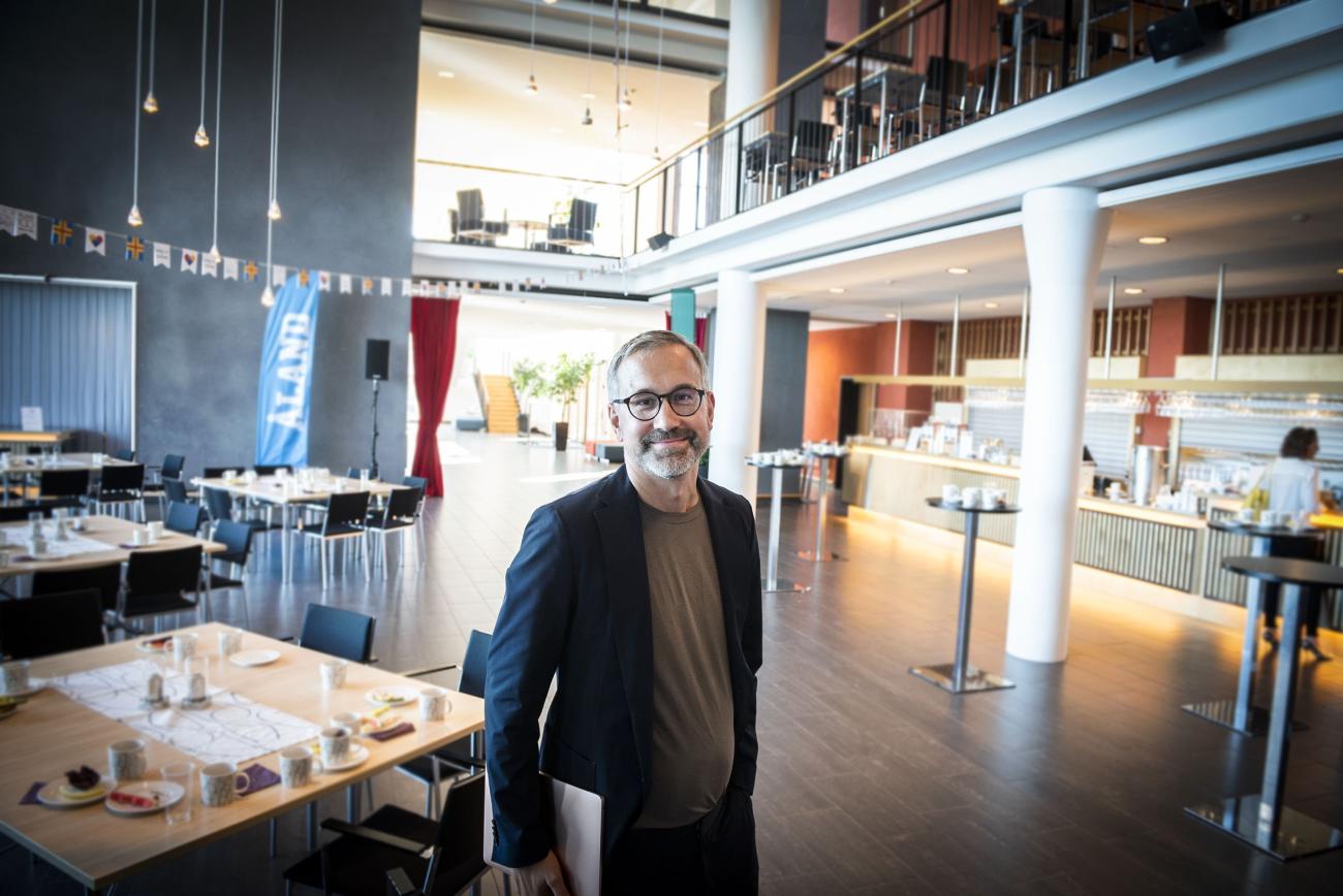 Anders Hägerstrand vill varken kritisera ägarna av de åländska tidningarna eller journalistiken men vill lyfta frågan om ägarstyrningen.
