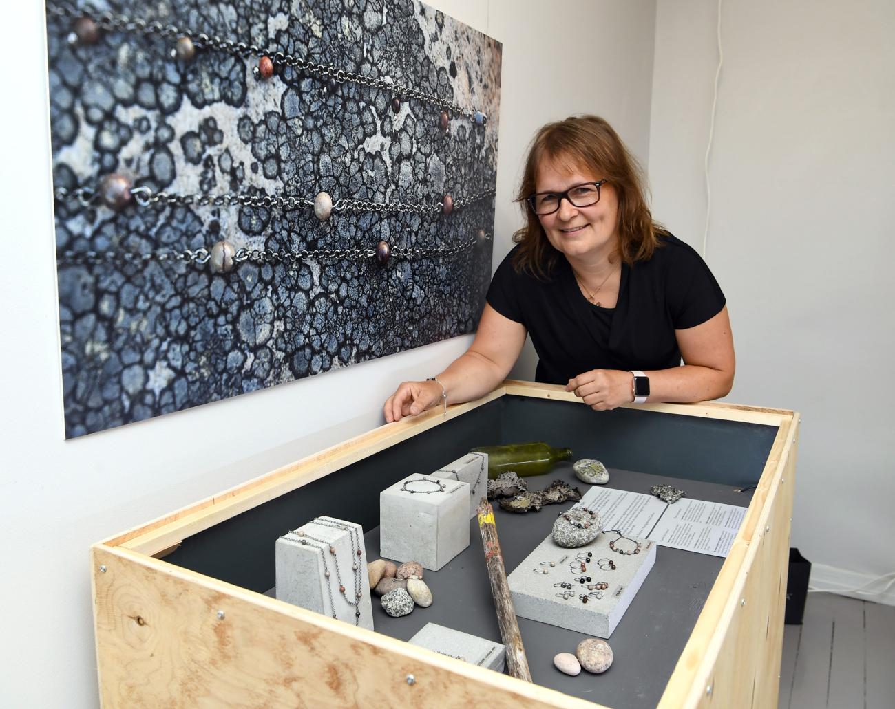 Maria Karlström tar tillvara stenar från Lumparn och skapar smycken.@Foto:Robert Jansson