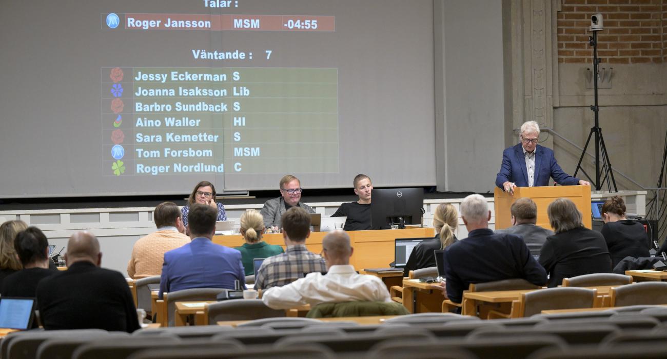 Det skiljer sig rejält mellan stadsfullmäktigeledamöternas närvaro under året. En som varit närvarande vid samtliga möten är Roger Jansson (MSÅ), här i talarstolen.<@Fotograf>Robert Jansson