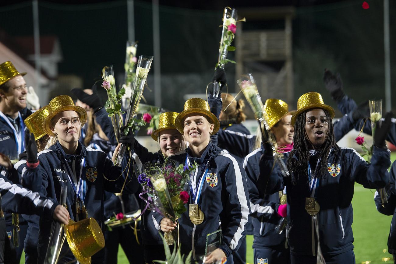 Fotboll, Åland United firas för cupguld och ligaguld, Olivia Mattsson (till vänster), Isabella Mattsson (mitten), Ode Fulutudilu (till höger)