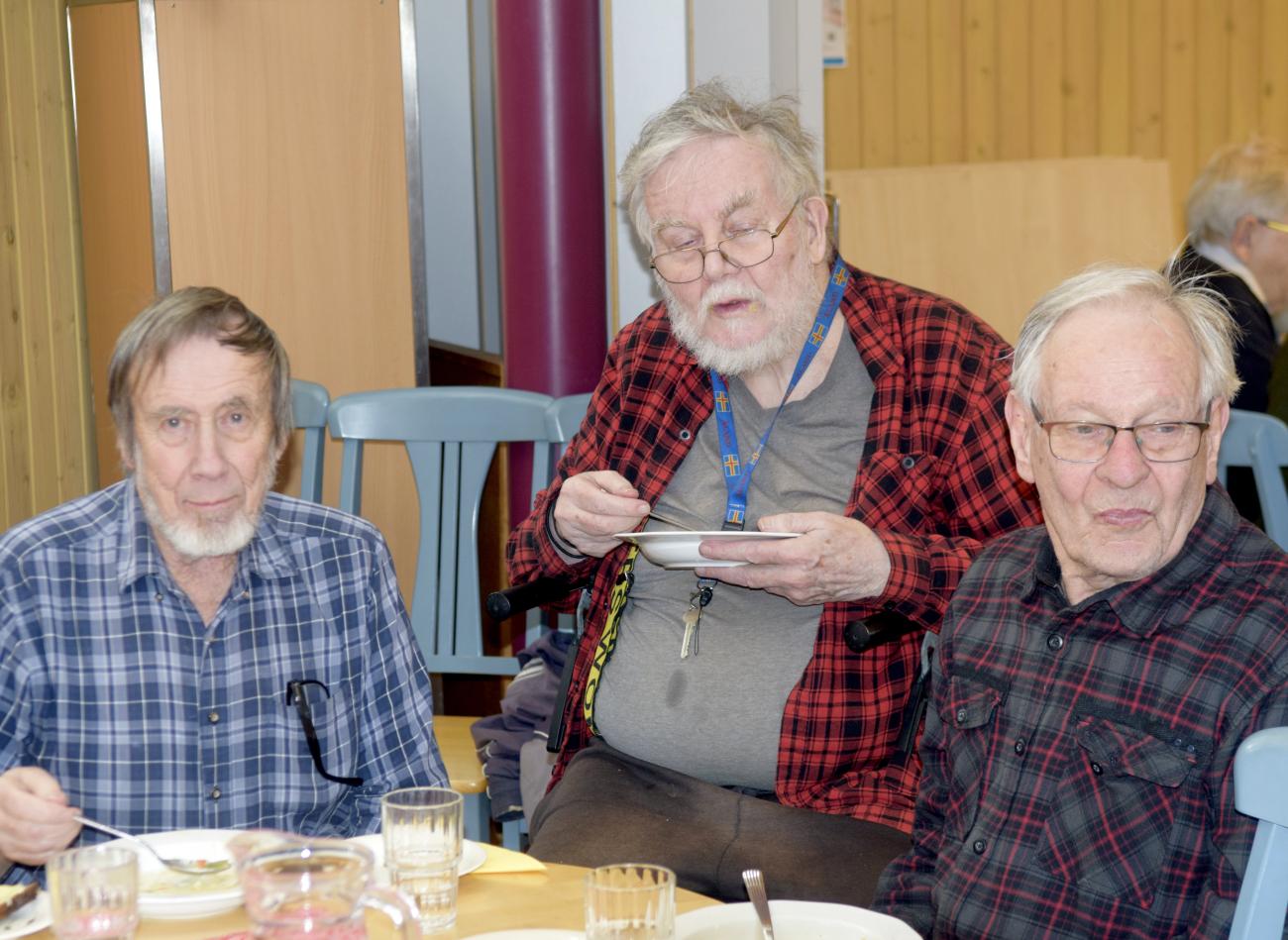Leif Finnäs, Bertil Erickson och Sven-Olof Lindqvist tycker soppan är både hälsosam och god.@Normal_indrag:<@Fotograf>Nina Eriksson