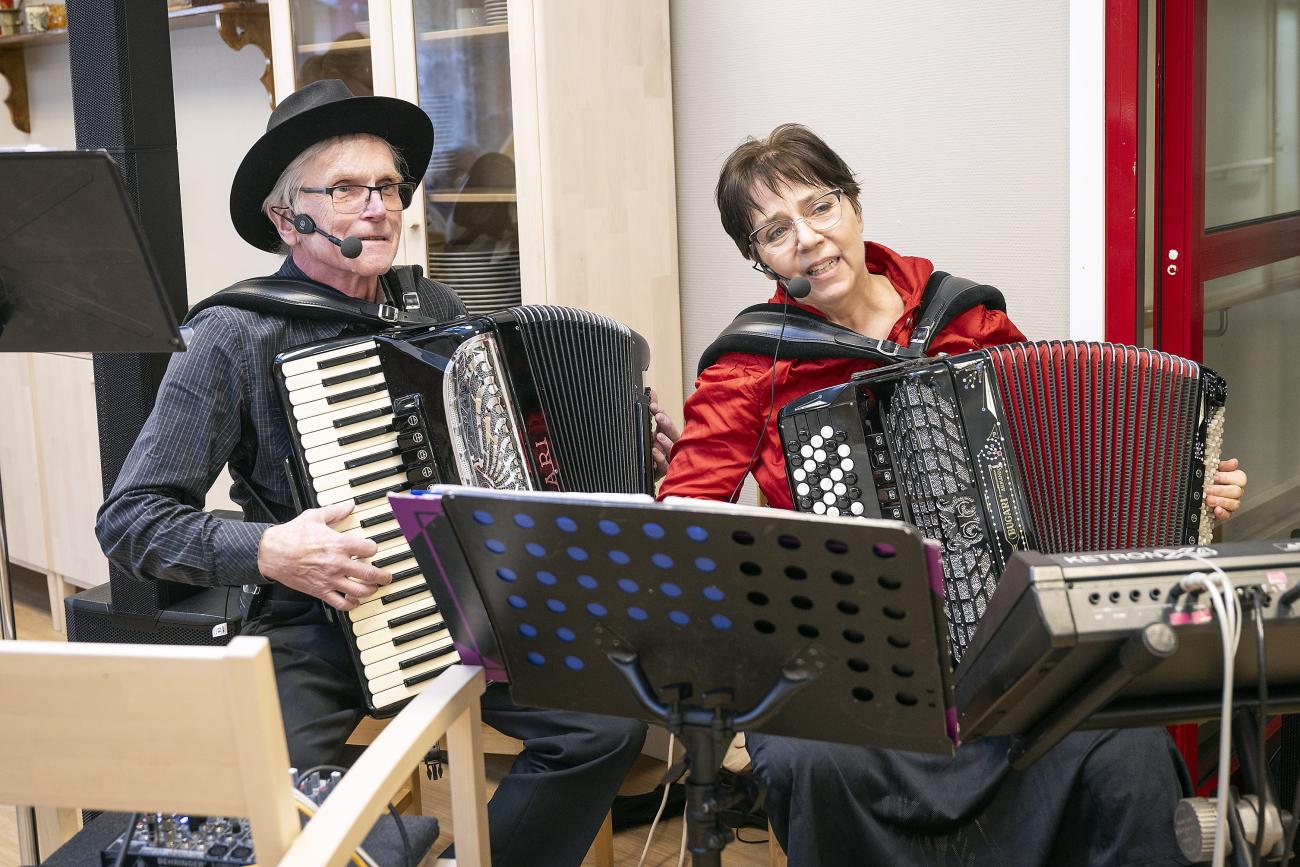 <@Fotograf>Birger Karlsson och Greta Sundström underhöll på Tallgårdens invigning av matsalen.@Byline_Tel:<@Fotograf>Daniel Eriksson